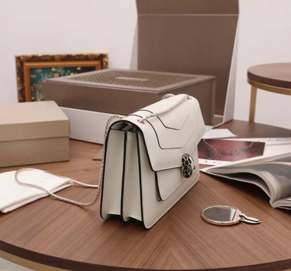Sac à bandoulière moyen Bvlgari Serpenti Forever en cuir de veau blanc – Image 9