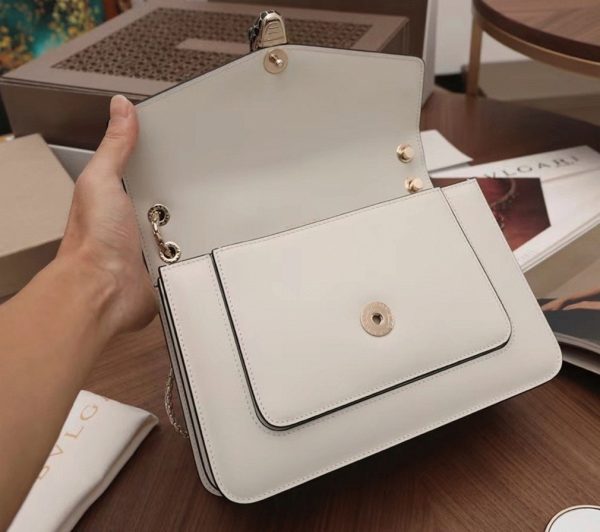 Sac à bandoulière moyen Bvlgari Serpenti Forever en cuir de veau blanc – Image 8