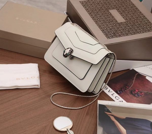 Sac à bandoulière moyen Bvlgari Serpenti Forever en cuir de veau blanc – Image 7