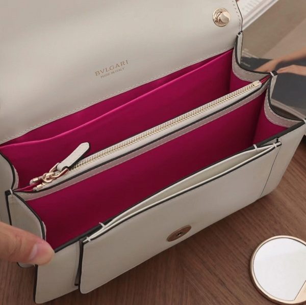Sac à bandoulière moyen Bvlgari Serpenti Forever en cuir de veau blanc – Image 6