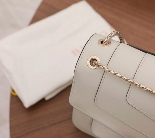 Sac à bandoulière moyen Bvlgari Serpenti Forever en cuir de veau blanc – Image 4