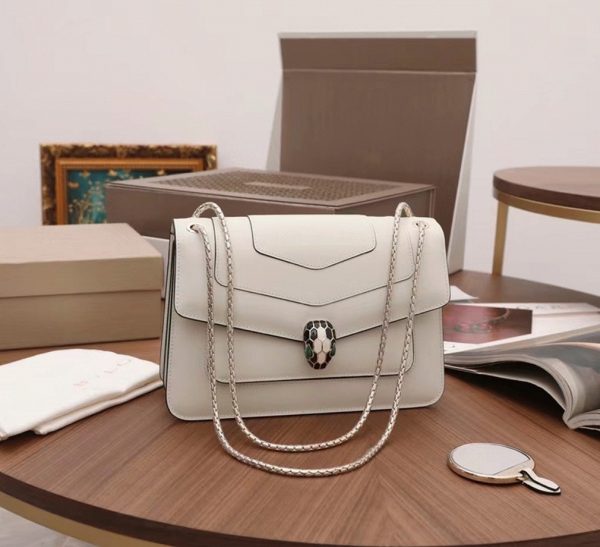 Sac à bandoulière moyen Bvlgari Serpenti Forever en cuir de veau blanc – Image 2