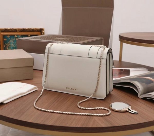 Sac à bandoulière moyen Bvlgari Serpenti Forever en cuir de veau blanc – Image 10