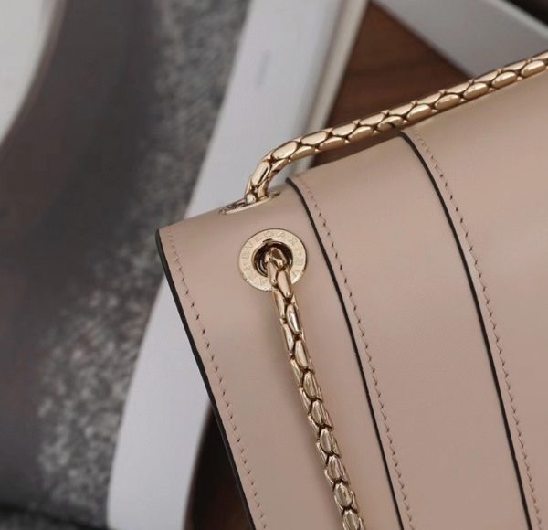 Grand sac à bandoulière Bvlgari Serpenti Forever en cuir de veau beige – Image 9