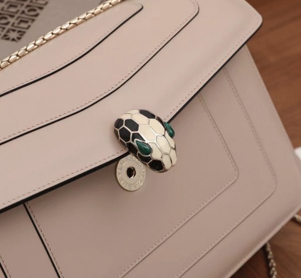 Grand sac à bandoulière Bvlgari Serpenti Forever en cuir de veau beige – Image 8