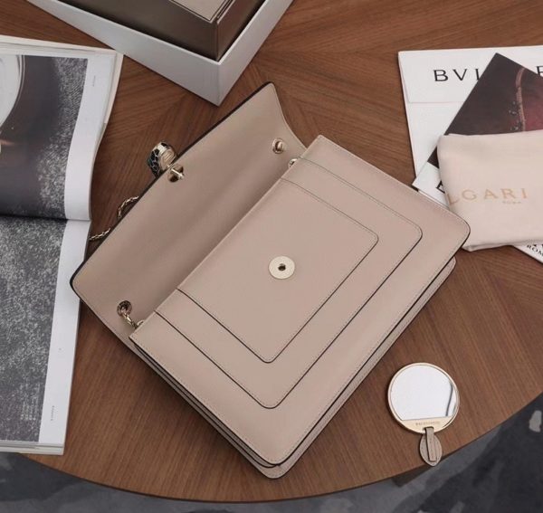 Grand sac à bandoulière Bvlgari Serpenti Forever en cuir de veau beige – Image 7