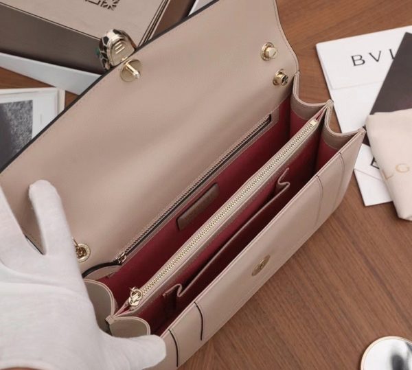 Grand sac à bandoulière Bvlgari Serpenti Forever en cuir de veau beige – Image 6