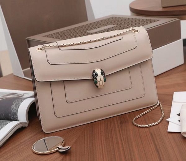 Grand sac à bandoulière Bvlgari Serpenti Forever en cuir de veau beige – Image 4