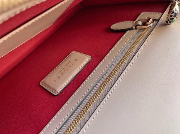 Grand sac à bandoulière Bvlgari Serpenti Forever en cuir de veau beige – Image 3