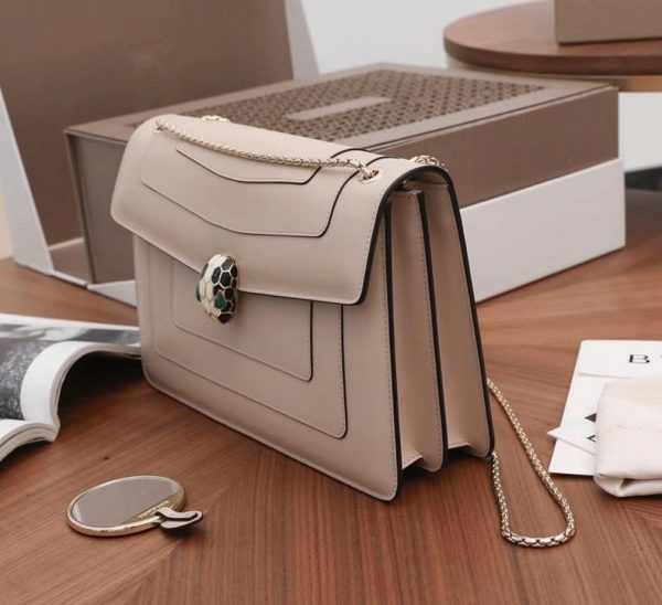 Grand sac à bandoulière Bvlgari Serpenti Forever en cuir de veau beige – Image 2