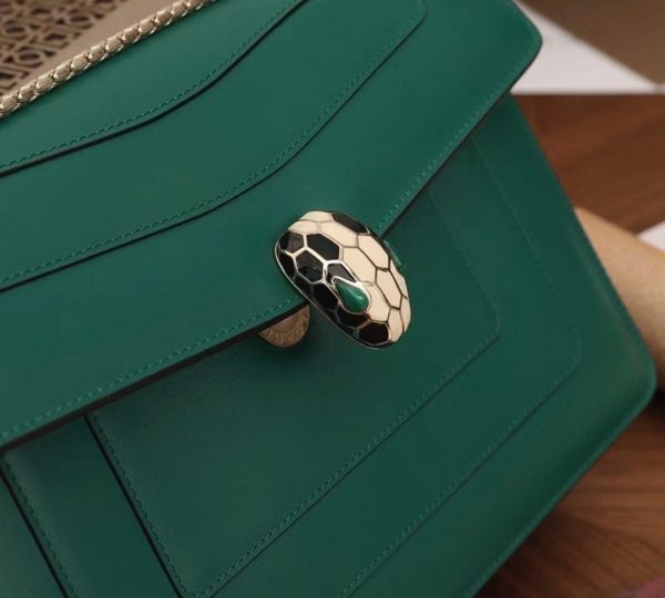 Grand sac à bandoulière Bvlgari Serpenti Forever en cuir de veau vert – Image 10