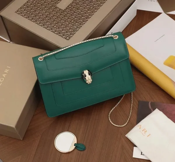 Grand sac à bandoulière Bvlgari Serpenti Forever en cuir de veau vert – Image 3