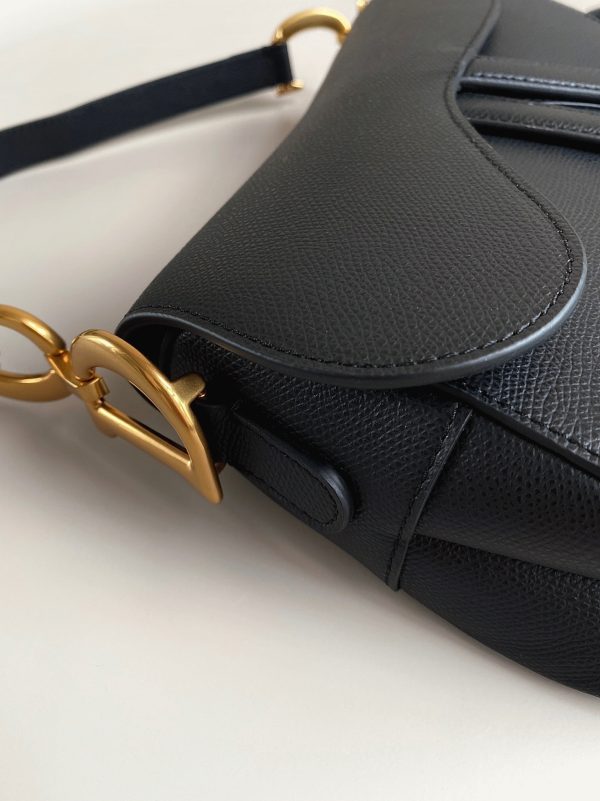 Fausse Sac Saddle Dior avec bandoulière en veau grainé noir – Image 3