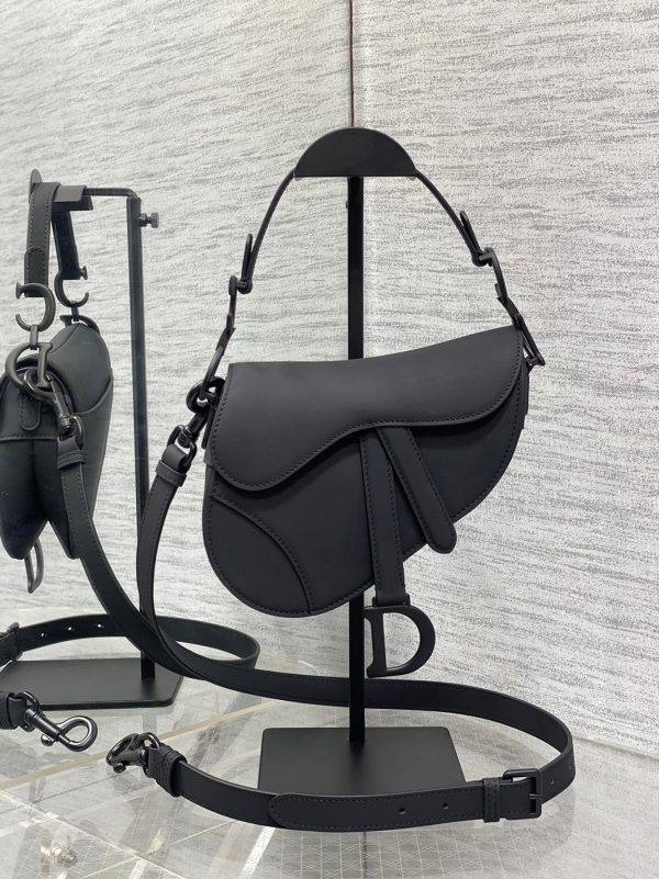 Réplique Mini Sac Saddle Dior avec bandoulière en veau ultramat noir – Image 2