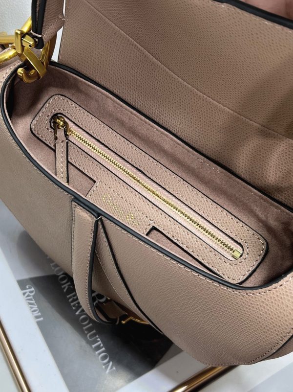 Faux Sac Saddle Dior avec bandoulière en veau grainé taupe chaud – Image 2