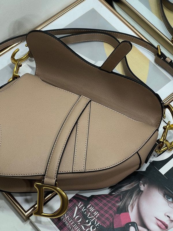 Faux Sac Saddle Dior avec bandoulière en veau grainé taupe chaud – Image 3