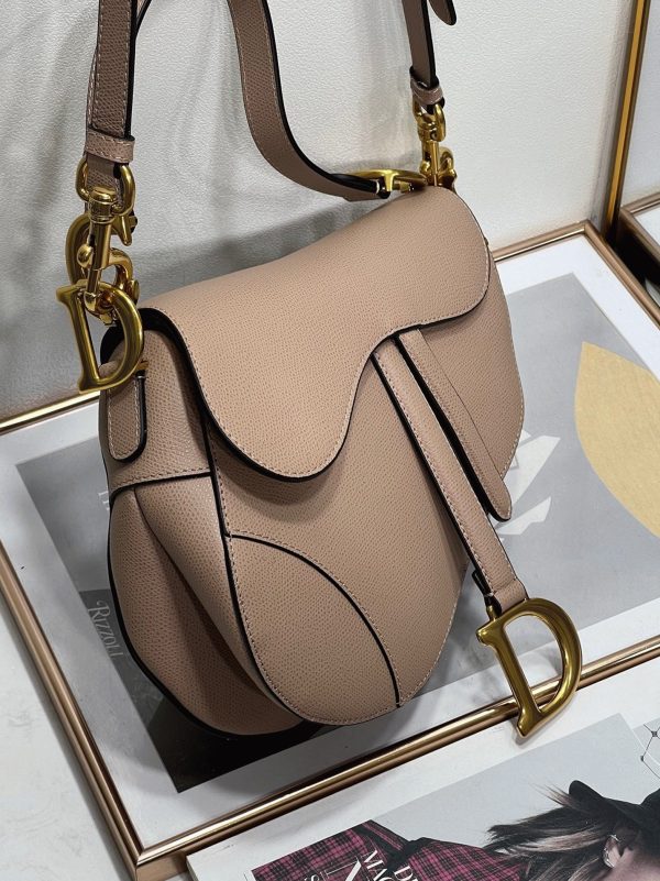 Faux Sac Saddle Dior avec bandoulière en veau grainé taupe chaud – Image 4