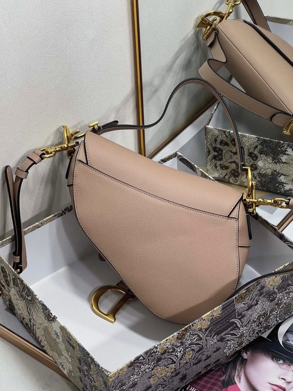 Faux Sac Saddle Dior avec bandoulière en veau grainé taupe chaud – Image 5
