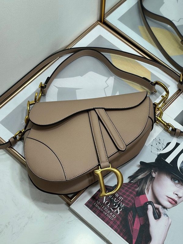 Faux Sac Saddle Dior avec bandoulière en veau grainé taupe chaud – Image 6