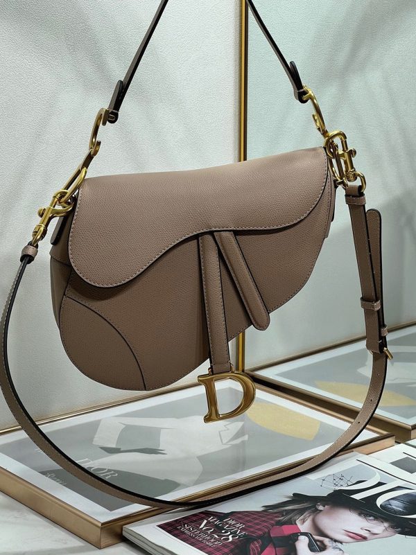 Faux Sac Saddle Dior avec bandoulière en veau grainé taupe chaud – Image 8