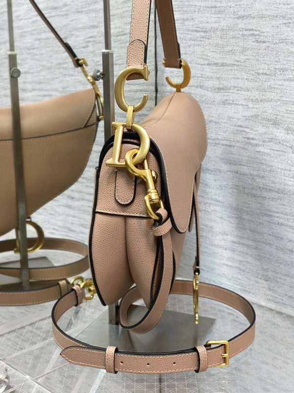 Contrefaçon Sac Saddle Dior avec bandoulière en veau grainé rose poudré – Image 10