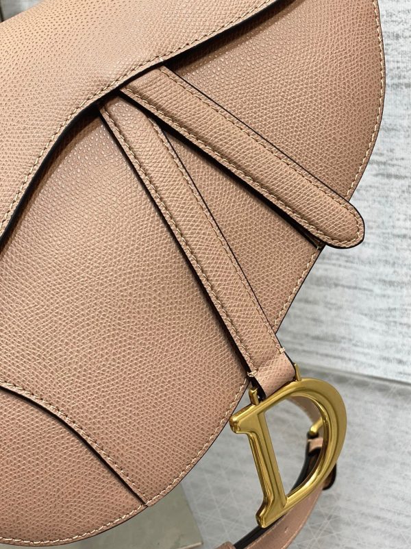 Contrefaçon Sac Saddle Dior avec bandoulière en veau grainé rose poudré – Image 2
