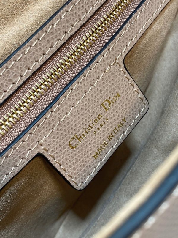 Contrefaçon Sac Saddle Dior avec bandoulière en veau grainé rose poudré – Image 4