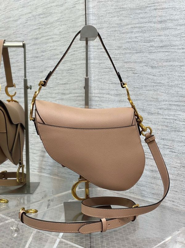 Contrefaçon Sac Saddle Dior avec bandoulière en veau grainé rose poudré – Image 5