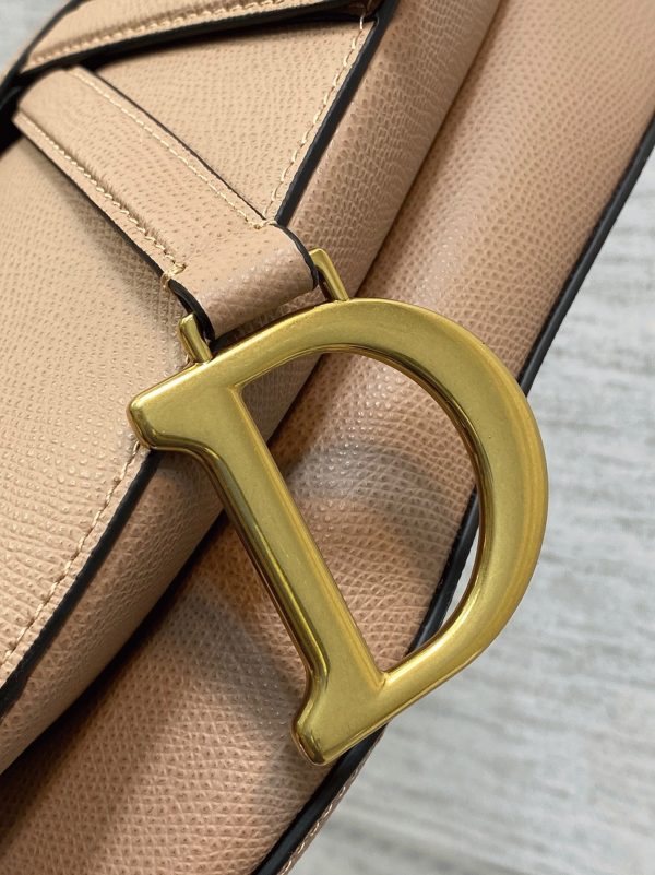 Contrefaçon Sac Saddle Dior avec bandoulière en veau grainé rose poudré – Image 6