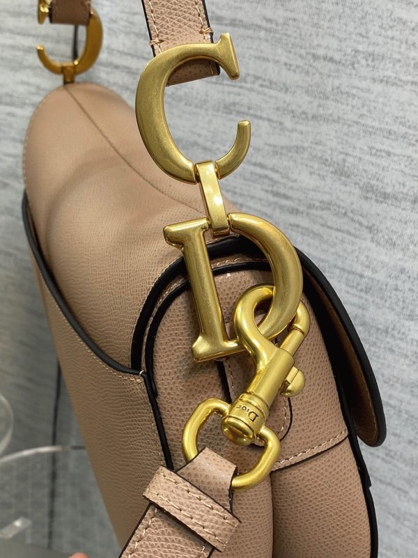 Contrefaçon Sac Saddle Dior avec bandoulière en veau grainé rose poudré – Image 7