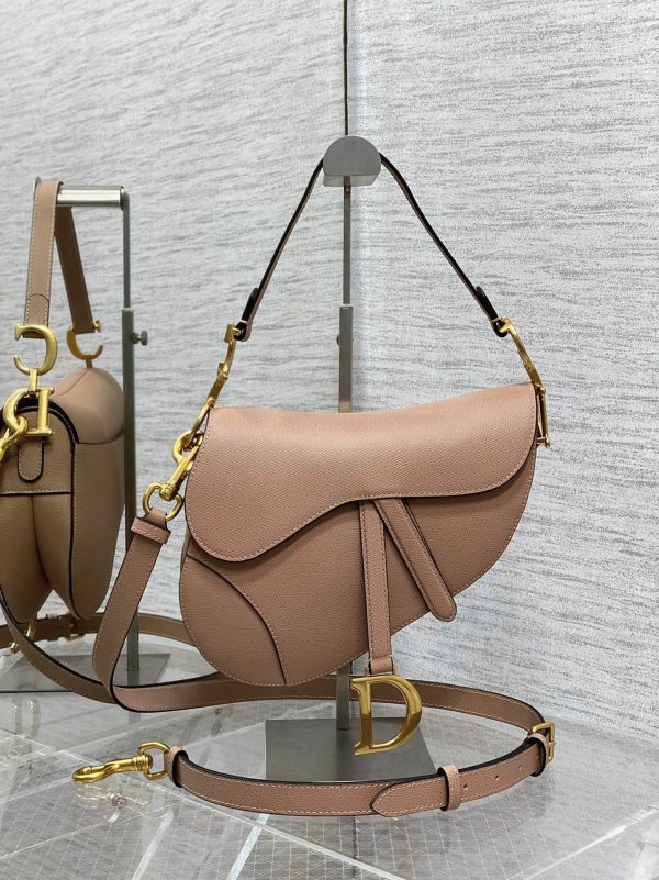 Contrefaçon Sac Saddle Dior avec bandoulière en veau grainé rose poudré – Image 8