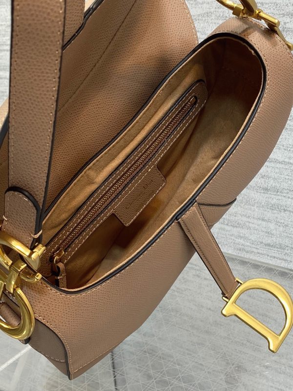 Contrefaçon Sac Saddle Dior avec bandoulière en veau grainé rose poudré – Image 9