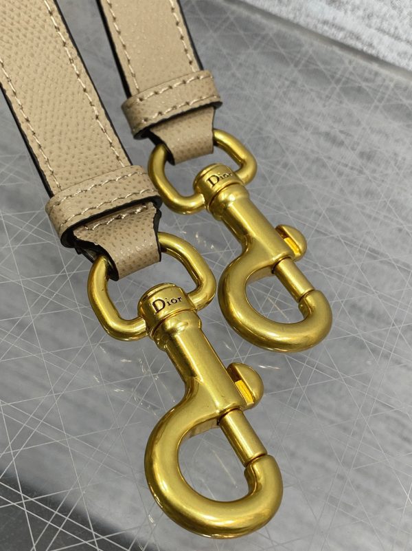 Réplique Sac Saddle Dior avec bandoulière en veau grainé sable – Image 2