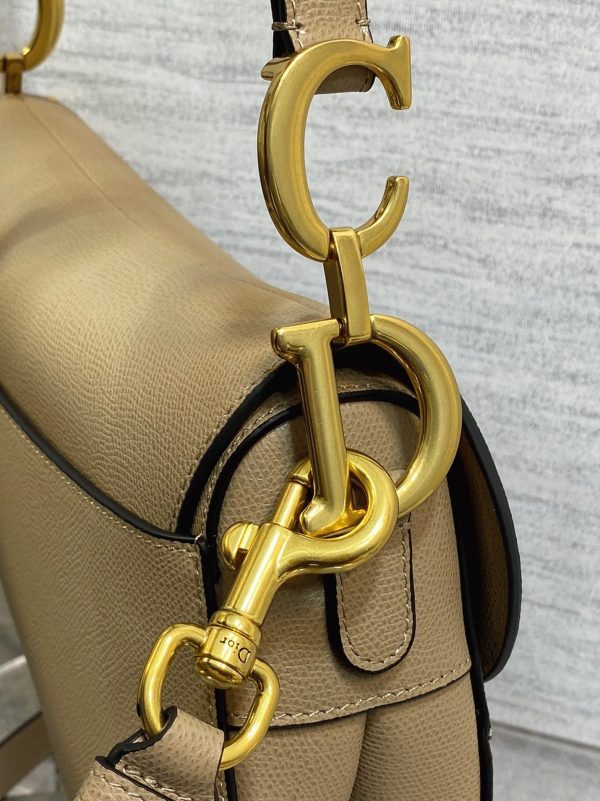 Réplique Sac Saddle Dior avec bandoulière en veau grainé sable – Image 3