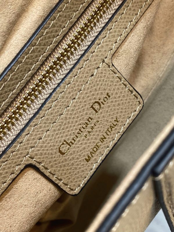 Réplique Sac Saddle Dior avec bandoulière en veau grainé sable – Image 5