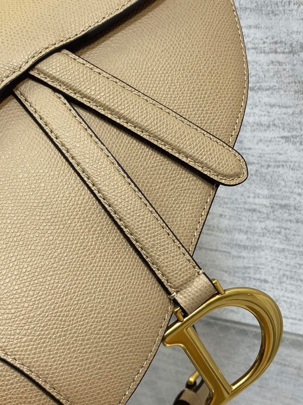 Réplique Sac Saddle Dior avec bandoulière en veau grainé sable – Image 6