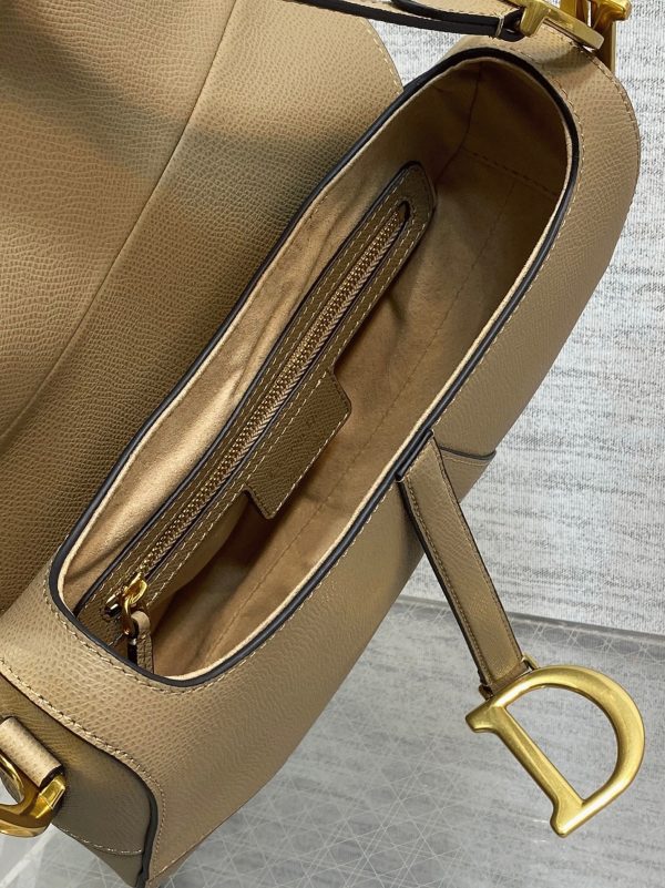 Réplique Sac Saddle Dior avec bandoulière en veau grainé sable – Image 8