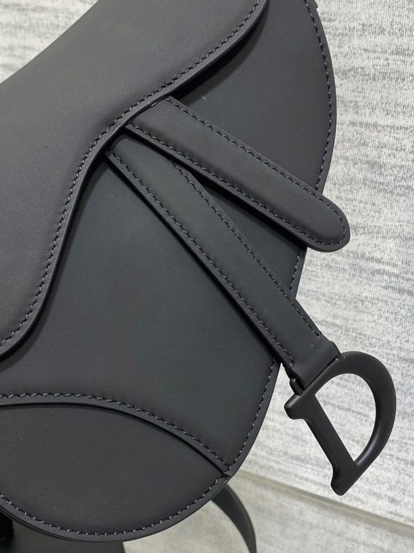 Réplique Mini Sac Saddle Dior avec bandoulière en veau ultramat noir – Image 5