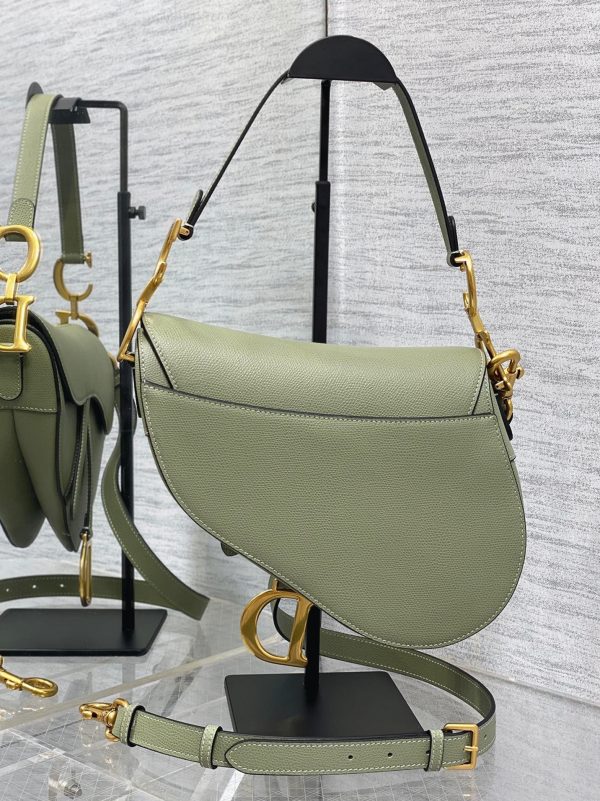 Imitation Sac Saddle Dior avec bandoulière en veau grainé vert éthéré – Image 2