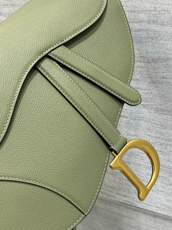 Imitation Sac Saddle Dior avec bandoulière en veau grainé vert éthéré – Image 3