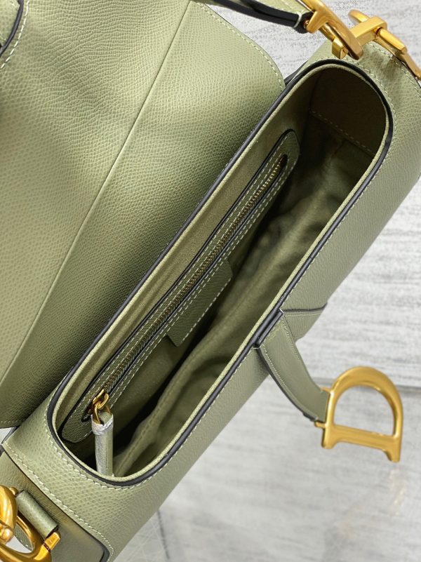 Imitation Sac Saddle Dior avec bandoulière en veau grainé vert éthéré – Image 4