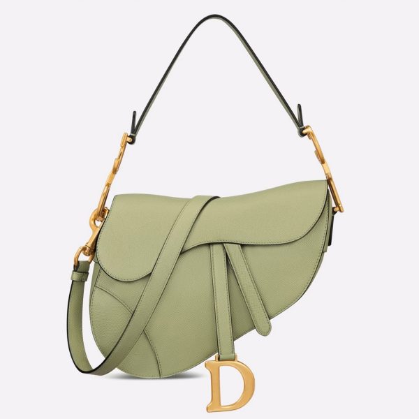 Imitation Sac Saddle Dior avec bandoulière en veau grainé vert éthéré