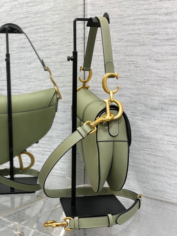 Imitation Sac Saddle Dior avec bandoulière en veau grainé vert éthéré – Image 6