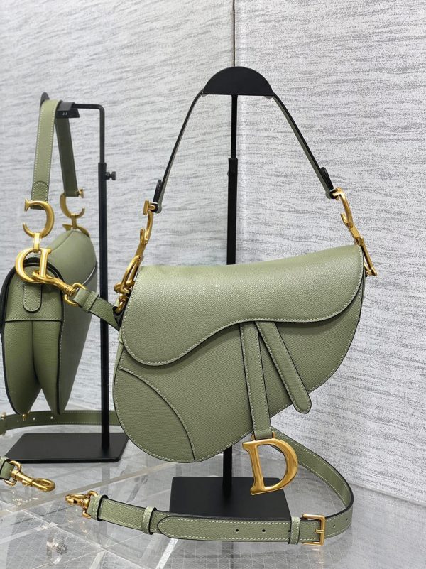 Imitation Sac Saddle Dior avec bandoulière en veau grainé vert éthéré – Image 7