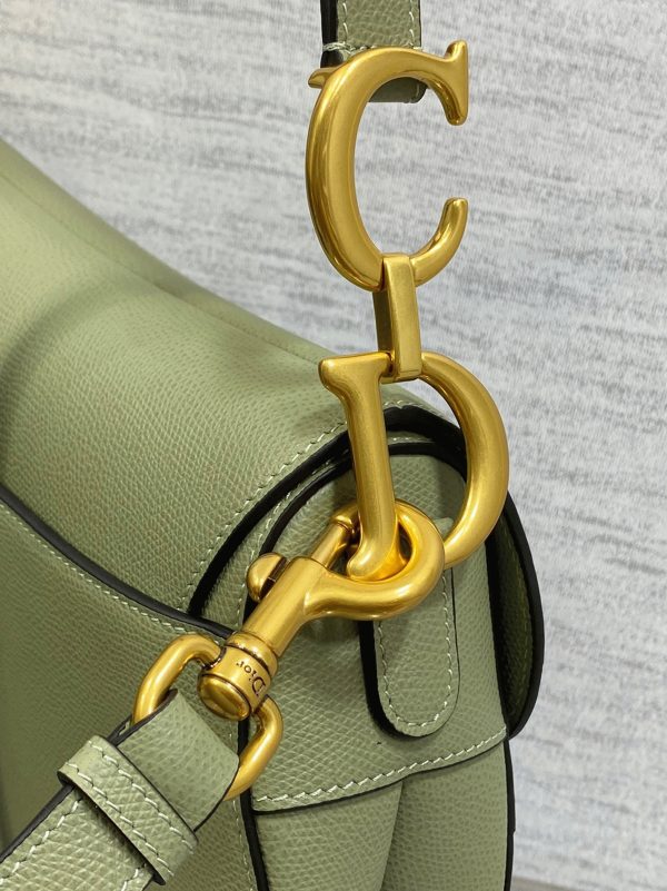 Imitation Sac Saddle Dior avec bandoulière en veau grainé vert éthéré – Image 8