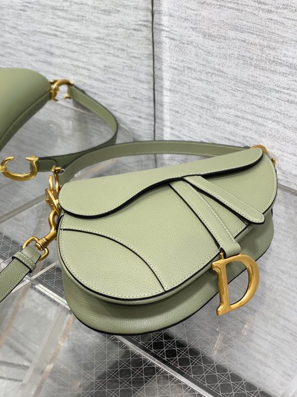 Imitation Sac Saddle Dior avec bandoulière en veau grainé vert éthéré – Image 9
