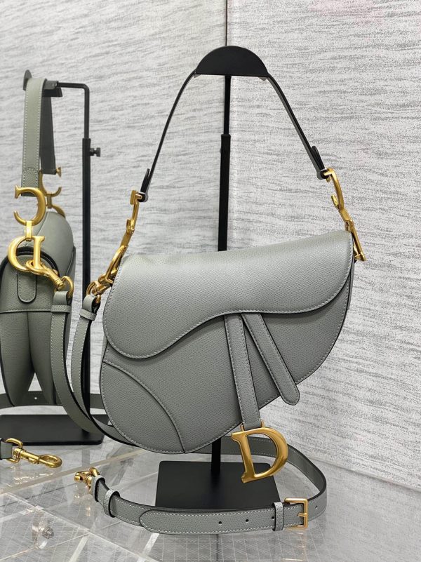 Fausse Sac Saddle Dior avec bandoulière en veau grainé gris pierre – Image 2