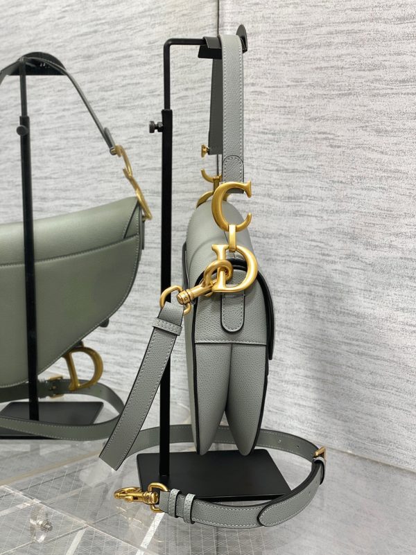 Fausse Sac Saddle Dior avec bandoulière en veau grainé gris pierre – Image 3