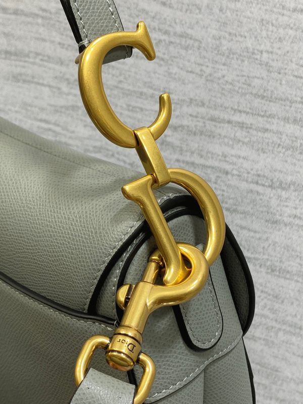 Fausse Sac Saddle Dior avec bandoulière en veau grainé gris pierre – Image 5