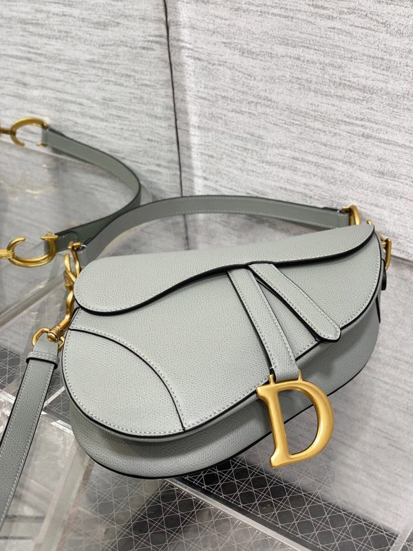 Fausse Sac Saddle Dior avec bandoulière en veau grainé gris pierre – Image 6